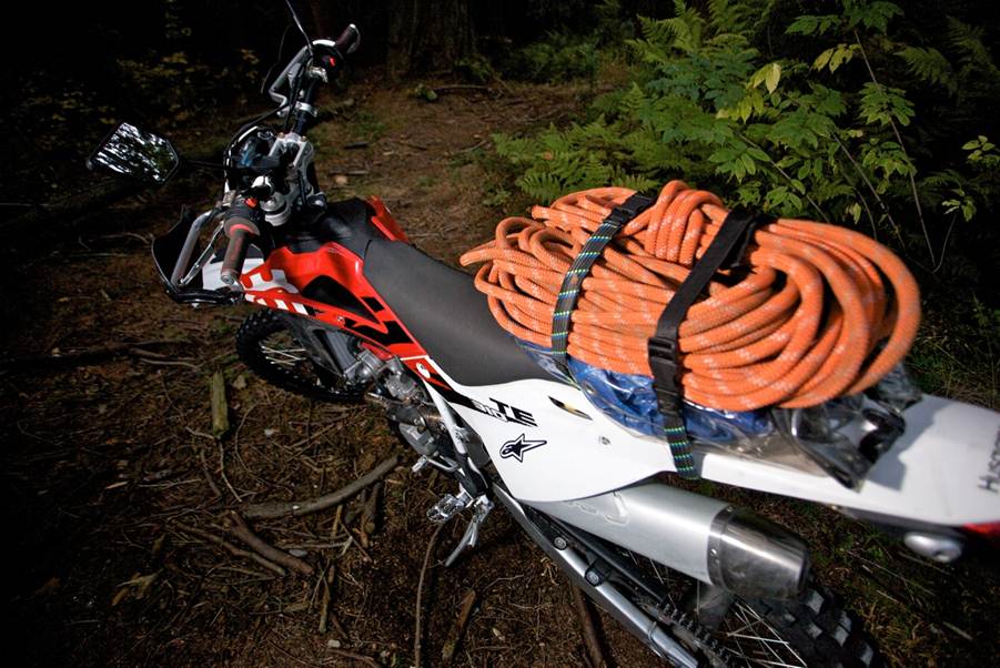 バイクに積んだロープと固定ストラップ