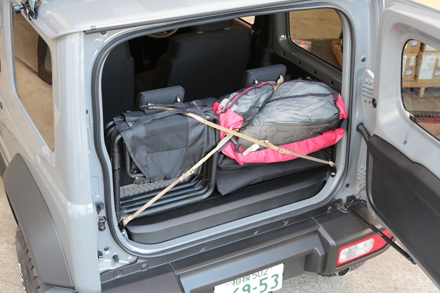 車内の荷物を固定するストラップ