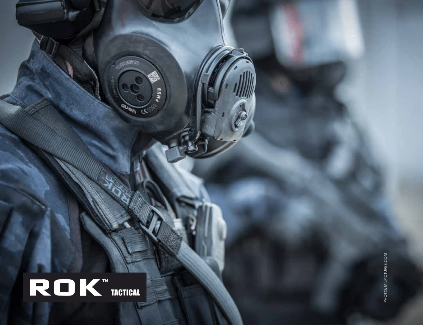 ROK TACTICALストラップを装着した防護装備