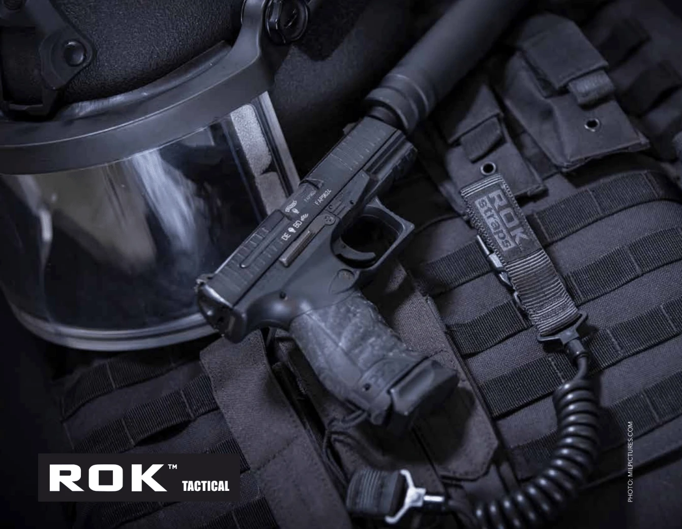 黒色のROK TACTICALストラップと装備